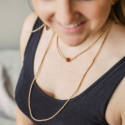 Halskette mit hellbraunen Natursteinen