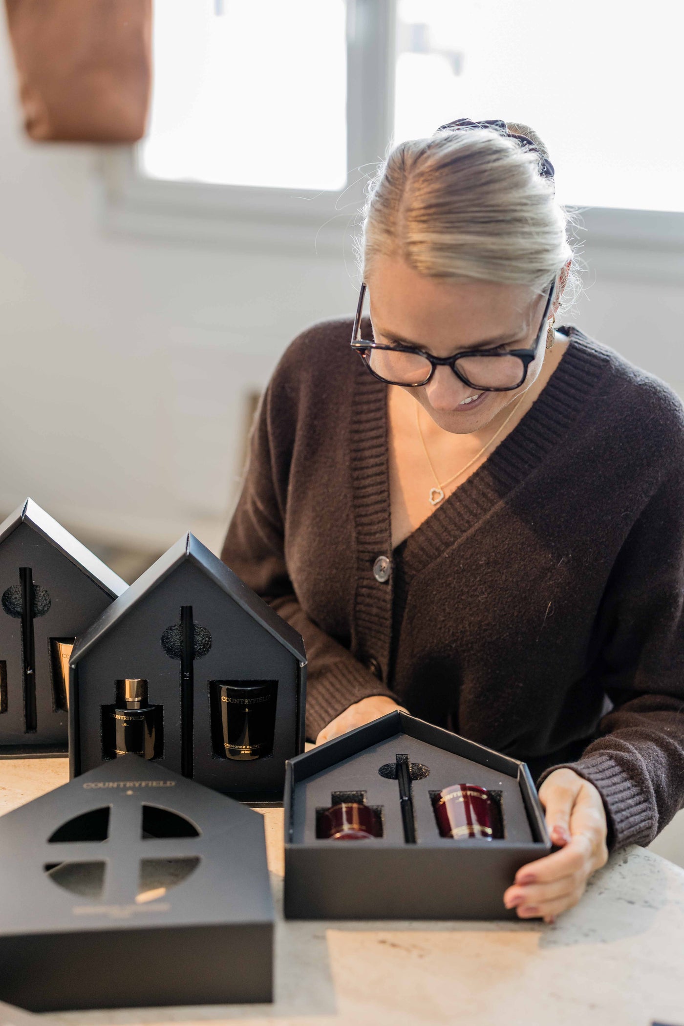 Geschenkbox Urban – Duftstäbchen & Kerze schwarz, rot und kupfer