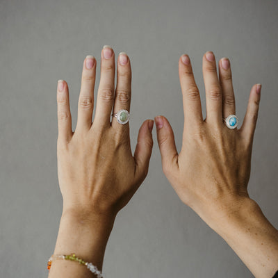Ring mit Edelstein im Podest