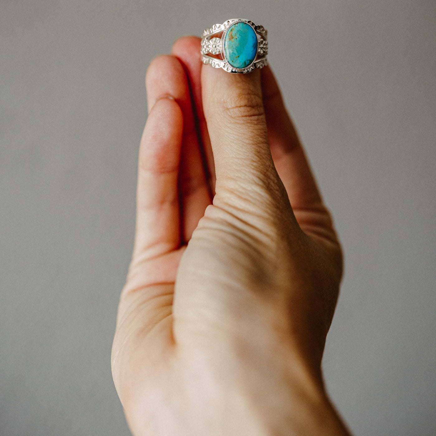 Ring mit türkisgrünem Tropfenstein