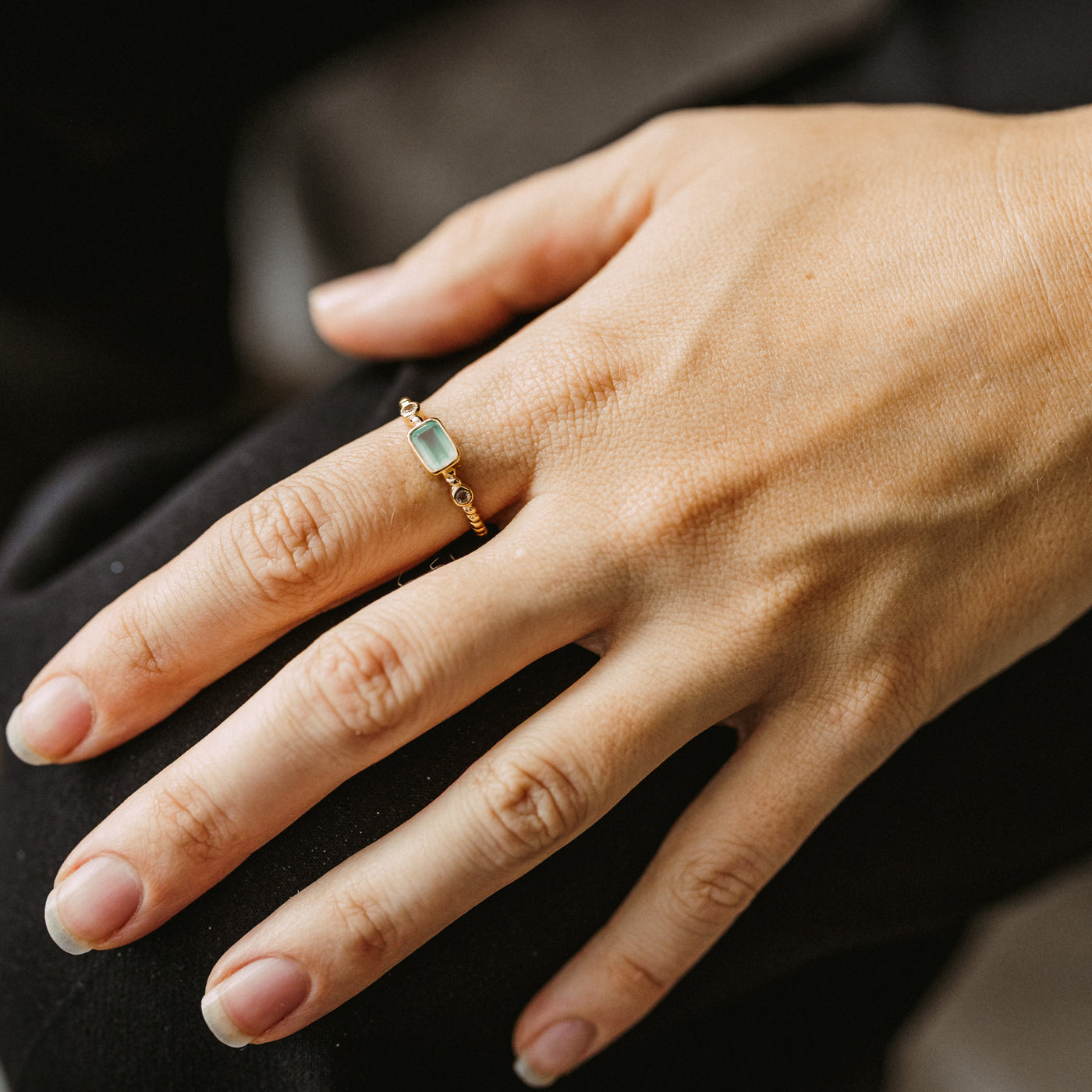 Vergoldeter Ring mit drei Ziersteinen