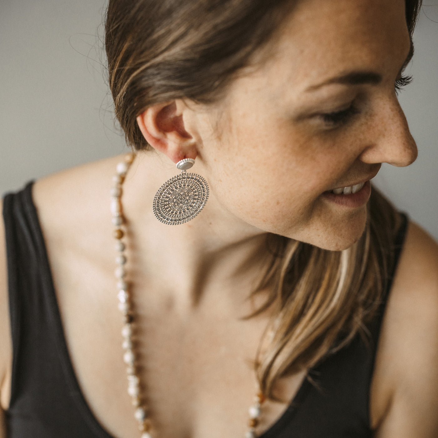 Zweiteilige Ohrringe mit milchigem Stein und Mandala-Motiv