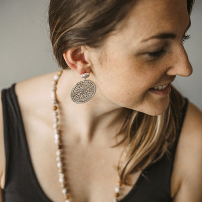 Zweiteilige Ohrringe mit milchigem Stein und Mandala-Motiv