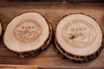 Holzscheibe mit Poststempel