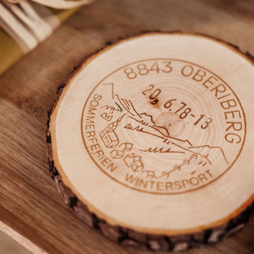 Holzscheibe mit Poststempel