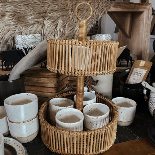 Etagere 2 Lagen Rattan natur – NinArt und Alpina Lädäli, Nina Kälin